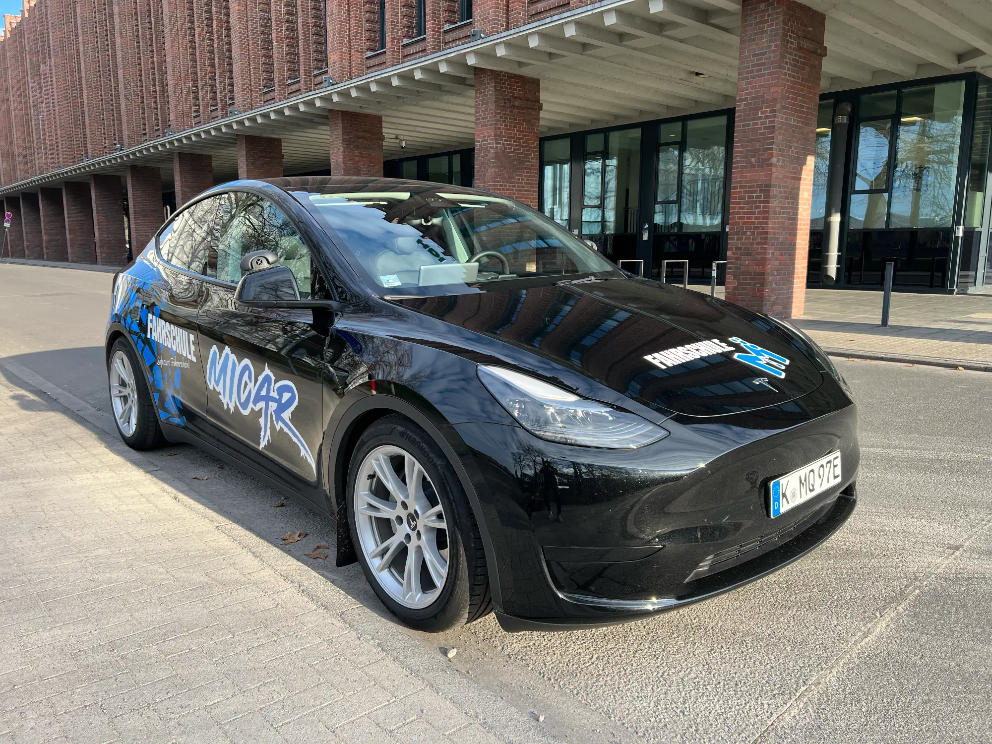 Tesla Model Y der Fahrschule MiCar in Köln – Frontansicht