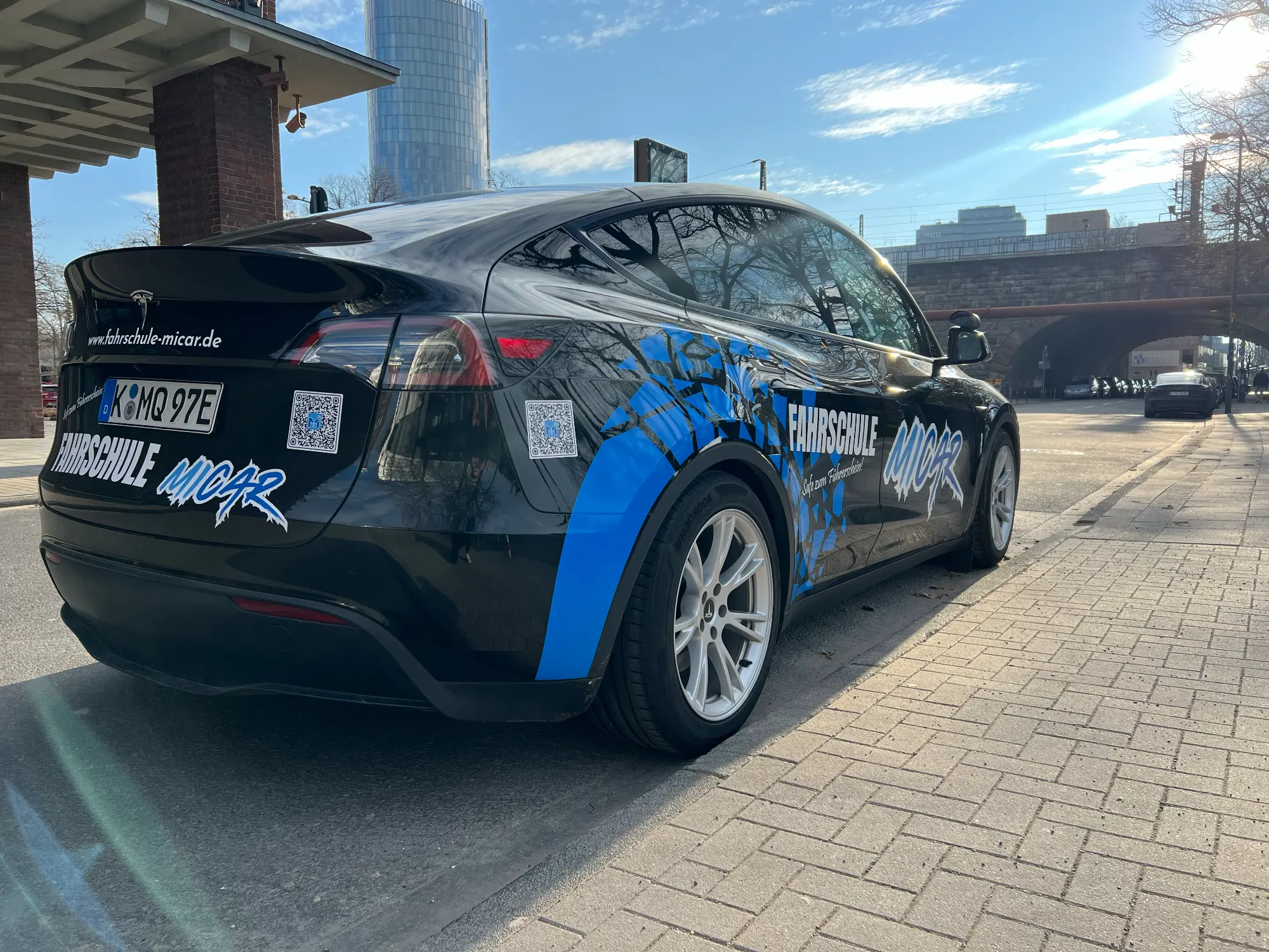 Tesla Model Y der Fahrschule MiCar in Köln – Heckansicht