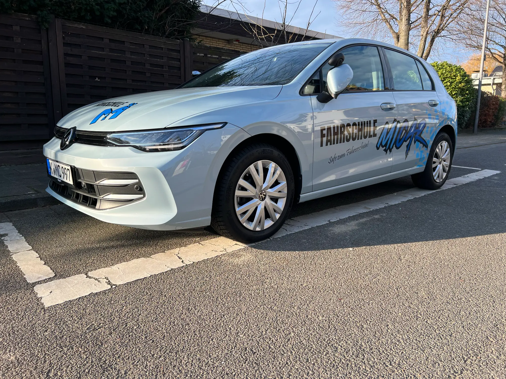 VW Golf der Fahrschule MiCar in Köln – Frontansicht